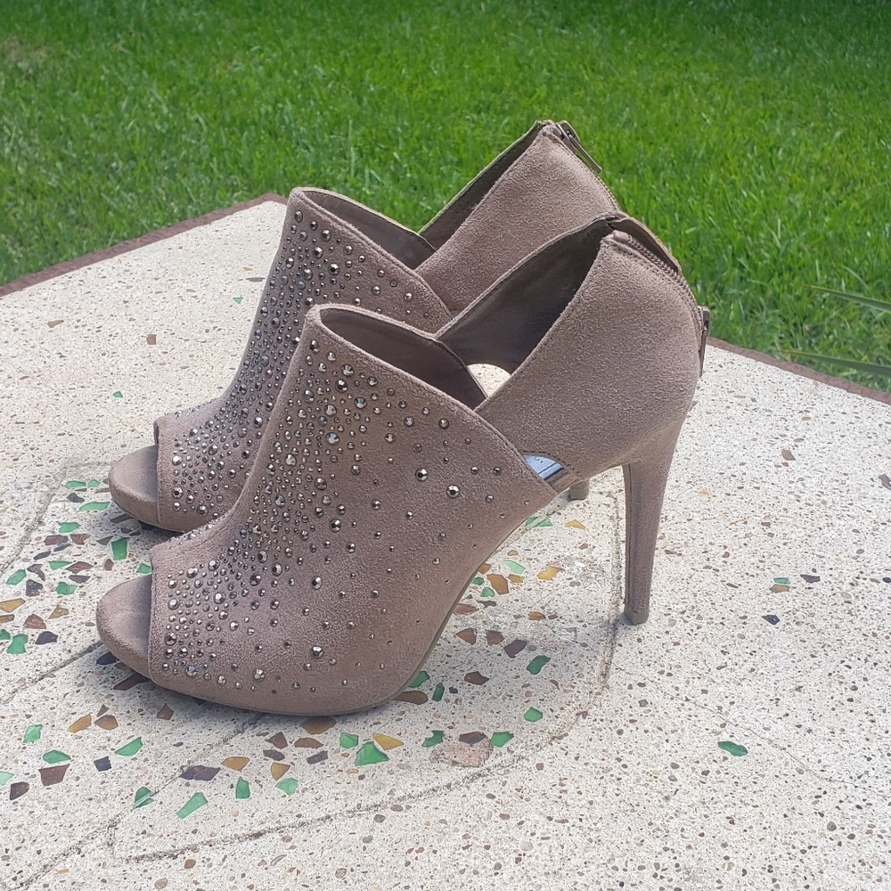 Jennifer Lopez stiletto